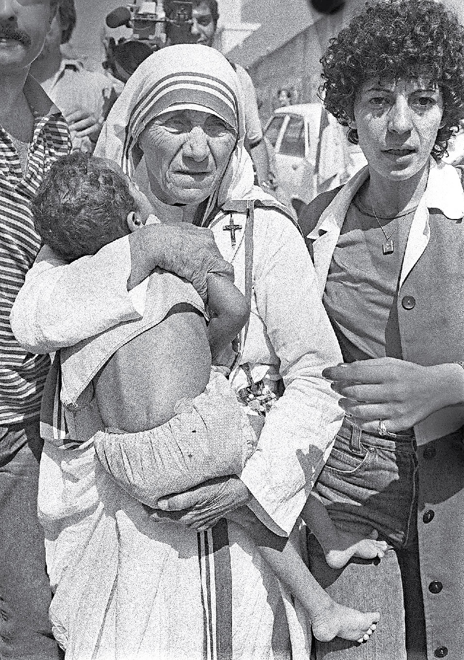 德蘭修女在黎巴嫩抱起一名小童。