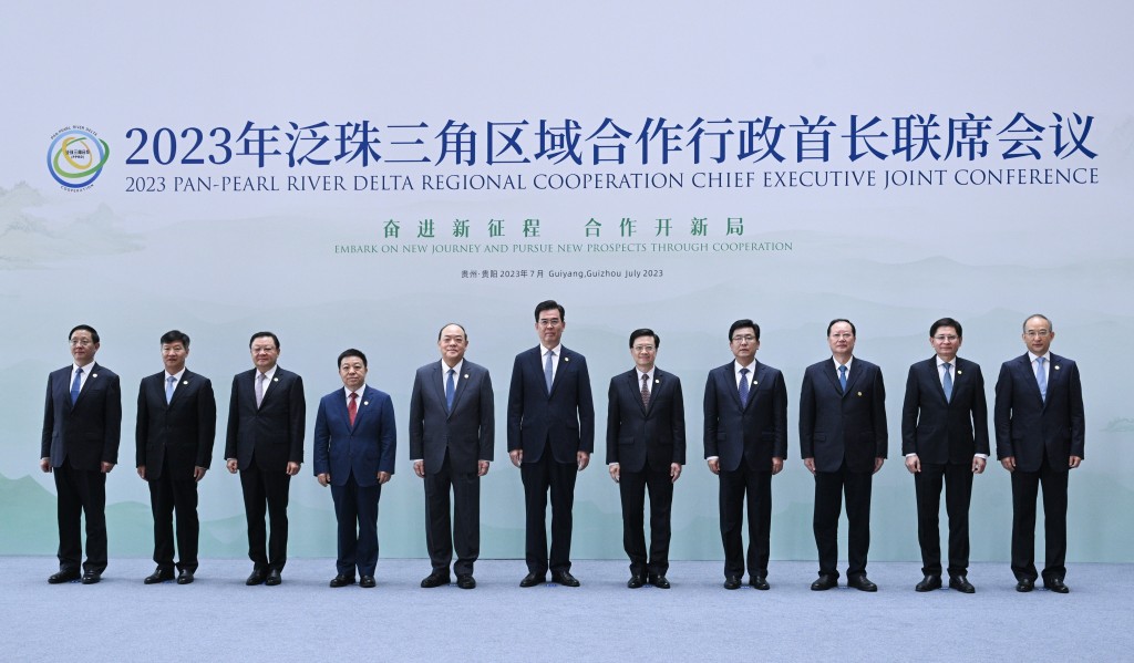 李家超（右五）与泛珠省区的行政首长合照。政府新闻处图片