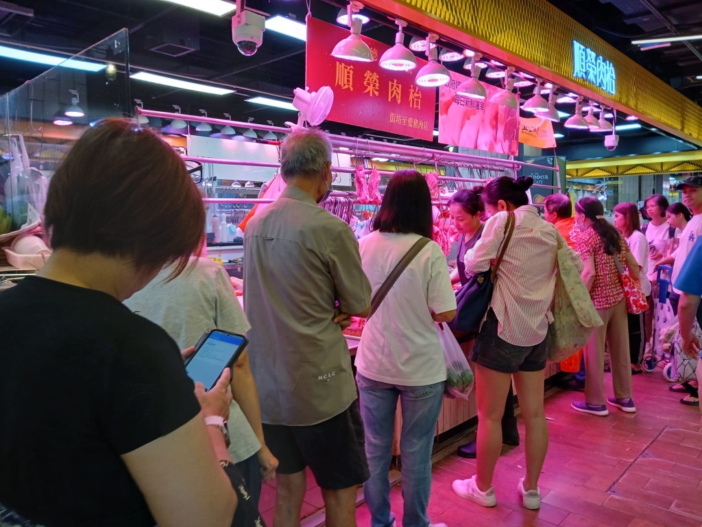 風暴前夕市民在街市排隊買豬肉。 風暴前夕市民在街市排隊買豬肉。