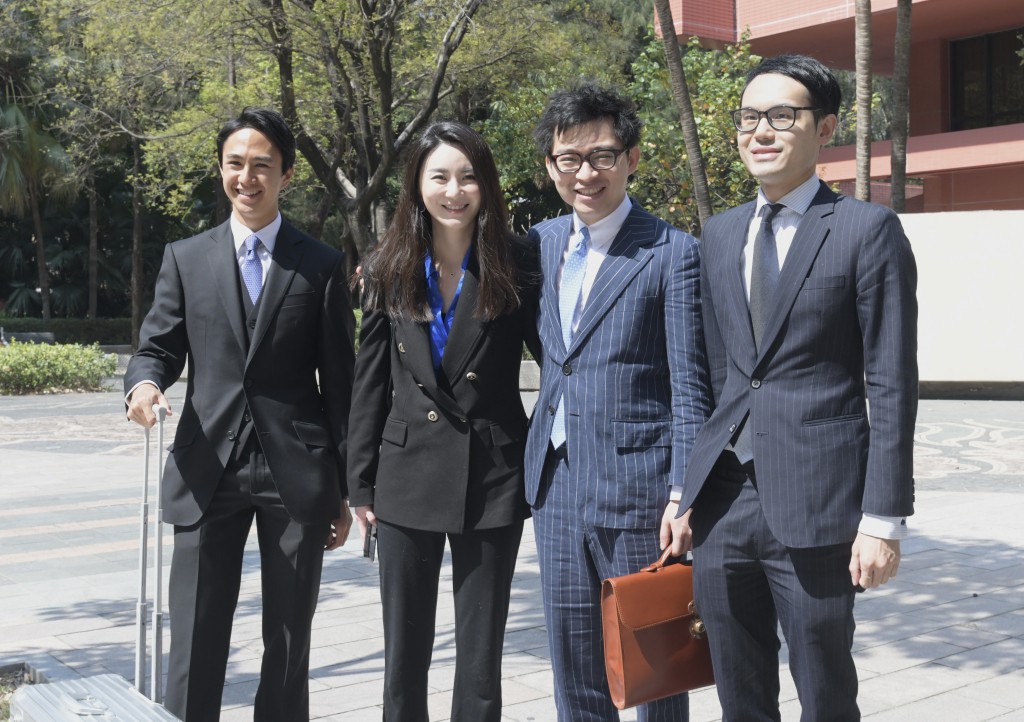 左起:律师梁曦、裕美、林作、范德伟。禇乐琪摄