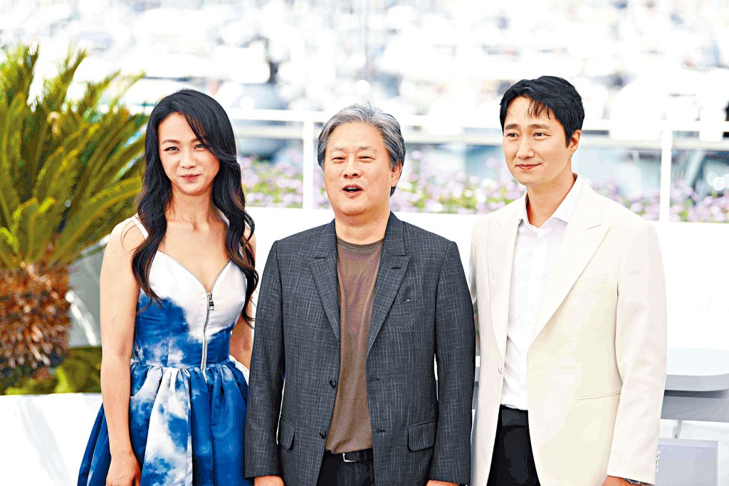 導演朴贊郁（中）、朴海日（右）及湯唯的《分手的決心》，共獲得10項提名。