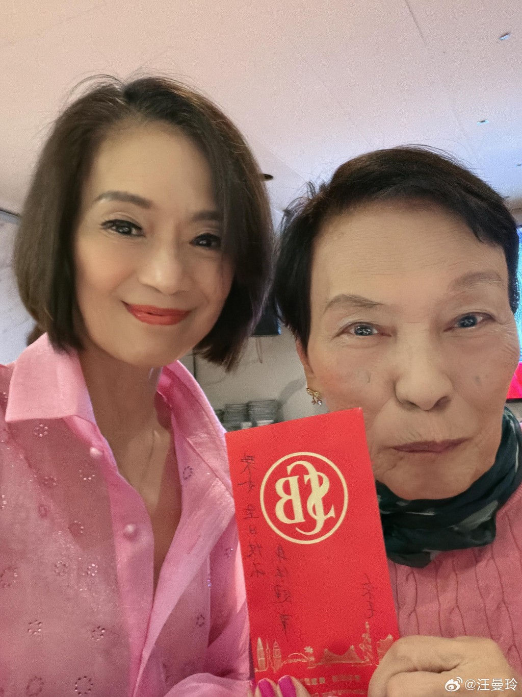 吳麗珠手持利是與吳麗珠合照，當天余慕蓮身體狀況不錯。（圖片來源：汪曼玲微博）