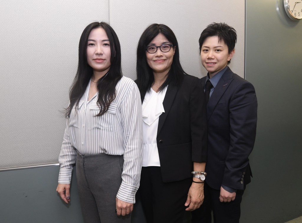 懲教署高級臨床心理學家洪雪蕙博士(中)、臨床心理學家黃詩婷(左)及臨床心理學家蘇芷尉(右)。 何君健攝 懲教署高級臨床心理學家洪雪蕙博士(中)、臨床心理學家黃詩婷(左)及臨床心理學家蘇芷尉(右)。 何君健攝
