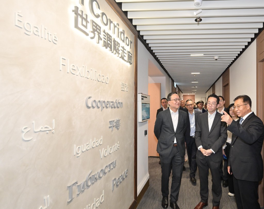 律政司司長林定國和外交部駐香港特別行政區特派員公署特派員崔建春到總部大樓參觀。政府新聞處圖片 律政司司長林定國和外交部駐香港特別行政區特派員公署特派員崔建春到總部大樓參觀。政府新聞處圖片