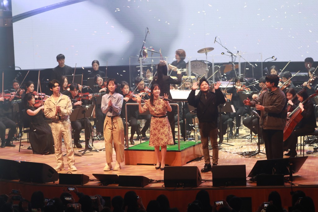音乐会现场有弦乐团专门演奏剧集原声带音乐。