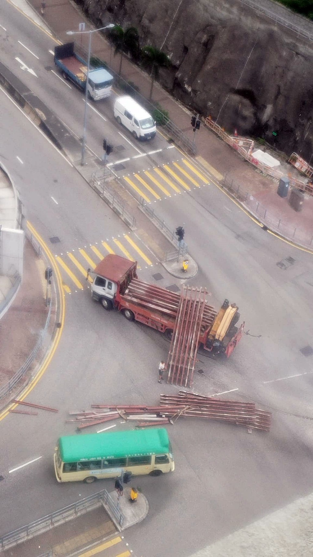 貨車上的鋼架跌落車外。fb：車cam L（香港群組）