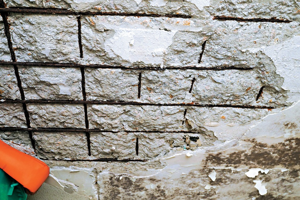 滲雨亦會影響大廈批盪，加速石屎剝落。