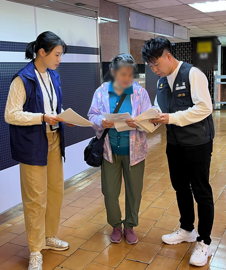 海关联同葵青警区警民关系组，向区内长者宣传预防不良营商手法及消费陷阱的讯息。香港海关fb图片