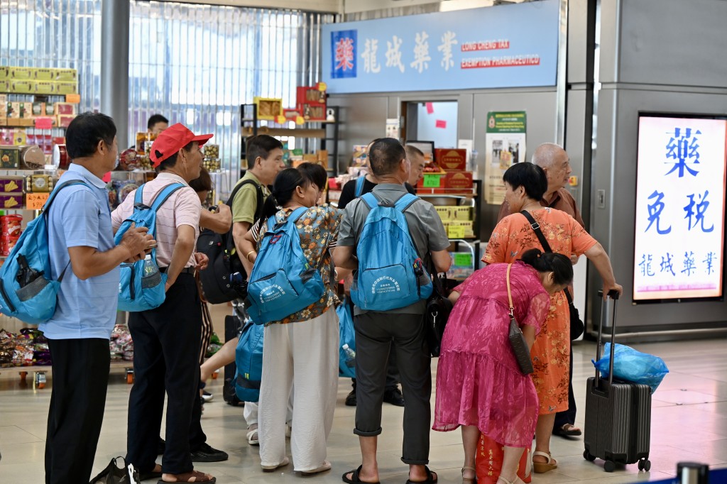 「港澳通關互用二維碼」推出後，港澳居民用各自的二維碼穿梭兩地。