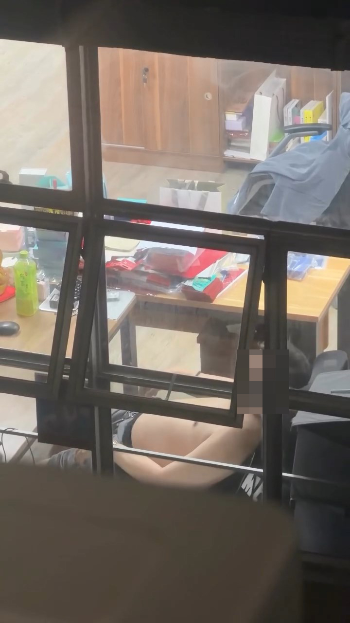 據了解，現場為觀塘冠力工業大廈。Threads@adamccf片段截圖