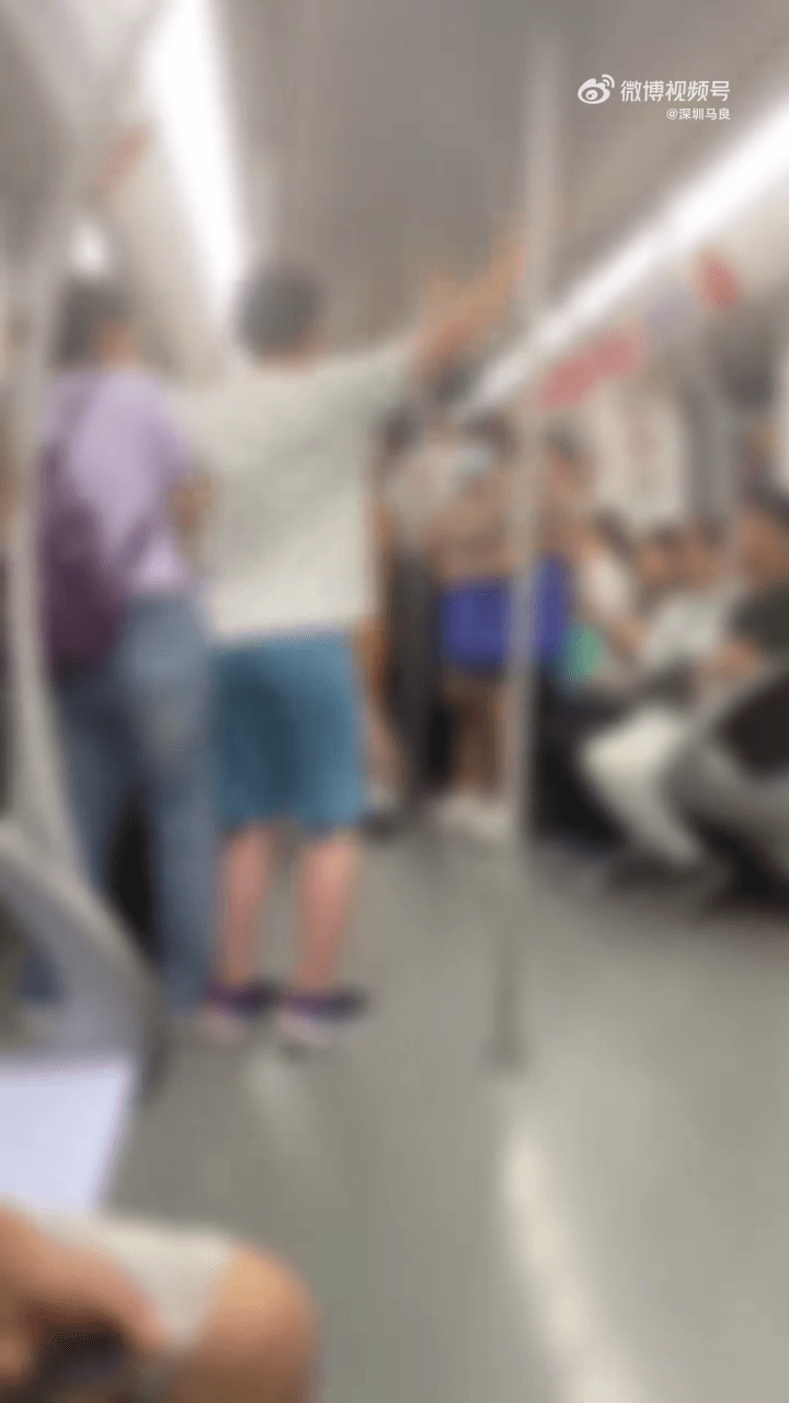上海地鐵車廂內，野蠻男童突叫開開，踢門叫囂：「不就幾千萬嗎，老子賠！」