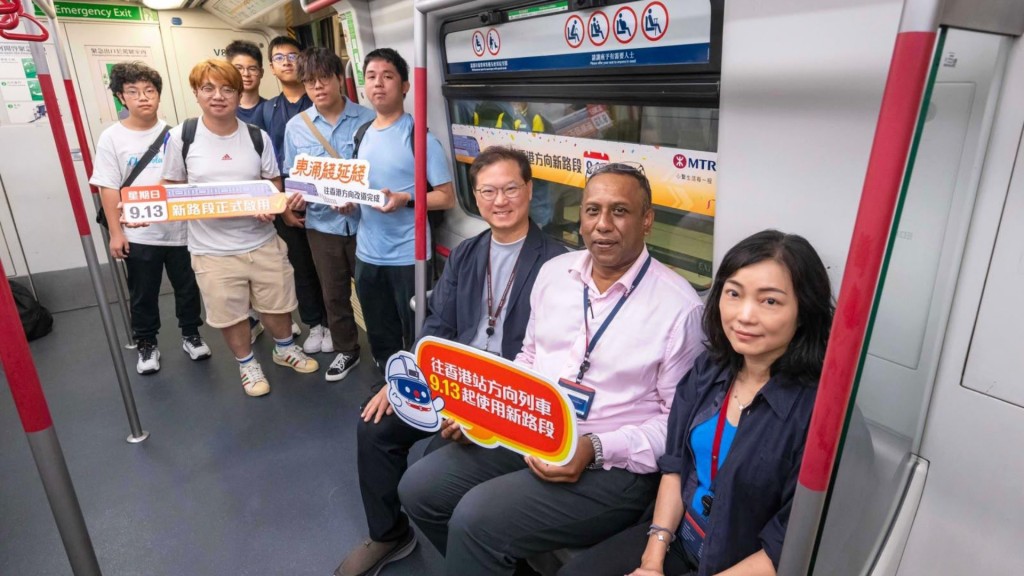 港鐵機場鐵路總管呂幹貽(右3）、總經理－大嶼山及新界南工程項目彭立航先生（右2），以及工程管理主管－大嶼山梁寶寶（右1）今早與一眾鐵路迷及乘客乘搭首班列車。