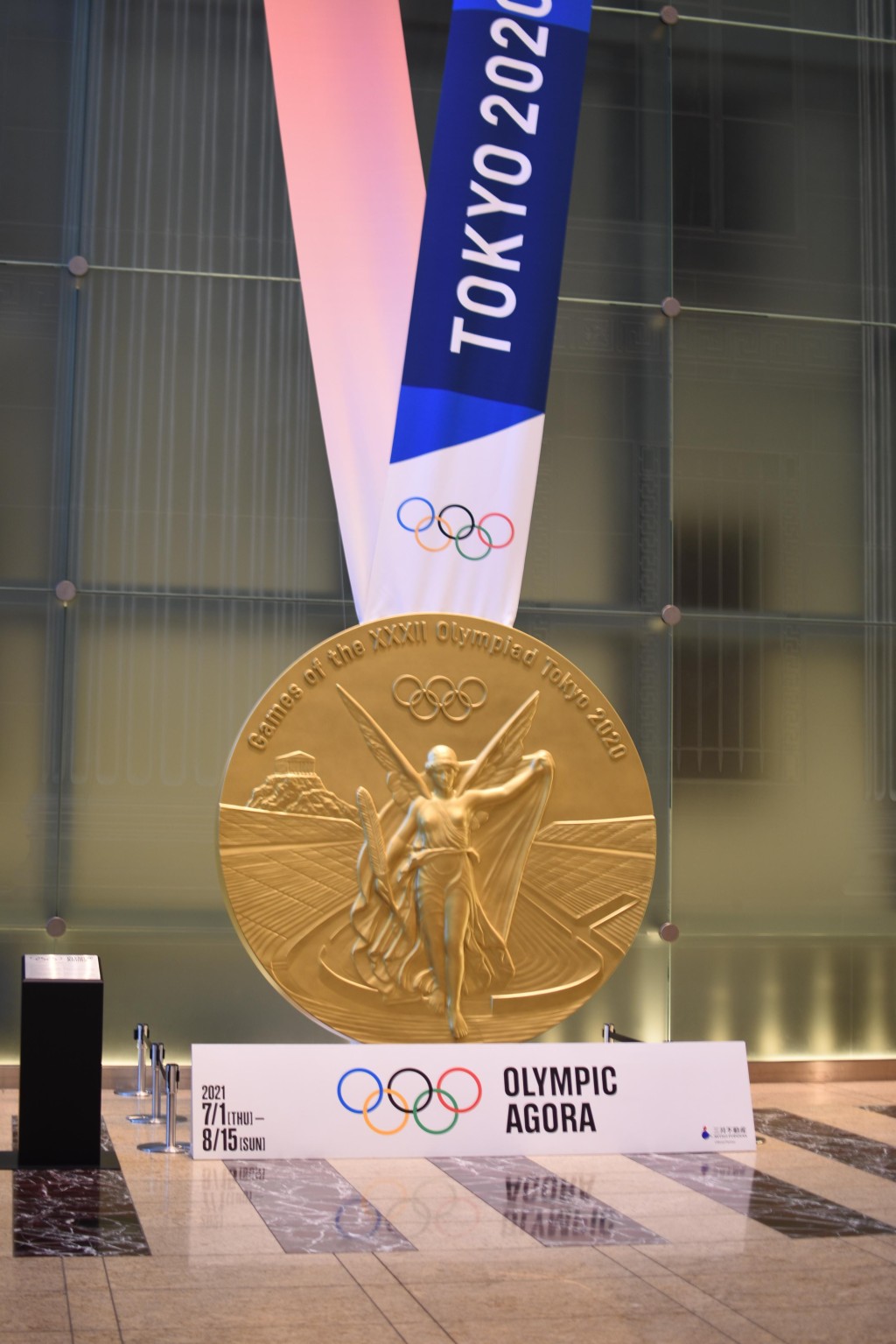 巨型東奧金牌擺設成為拍照打卡熱點。特約記者梁彥偉東京傳真