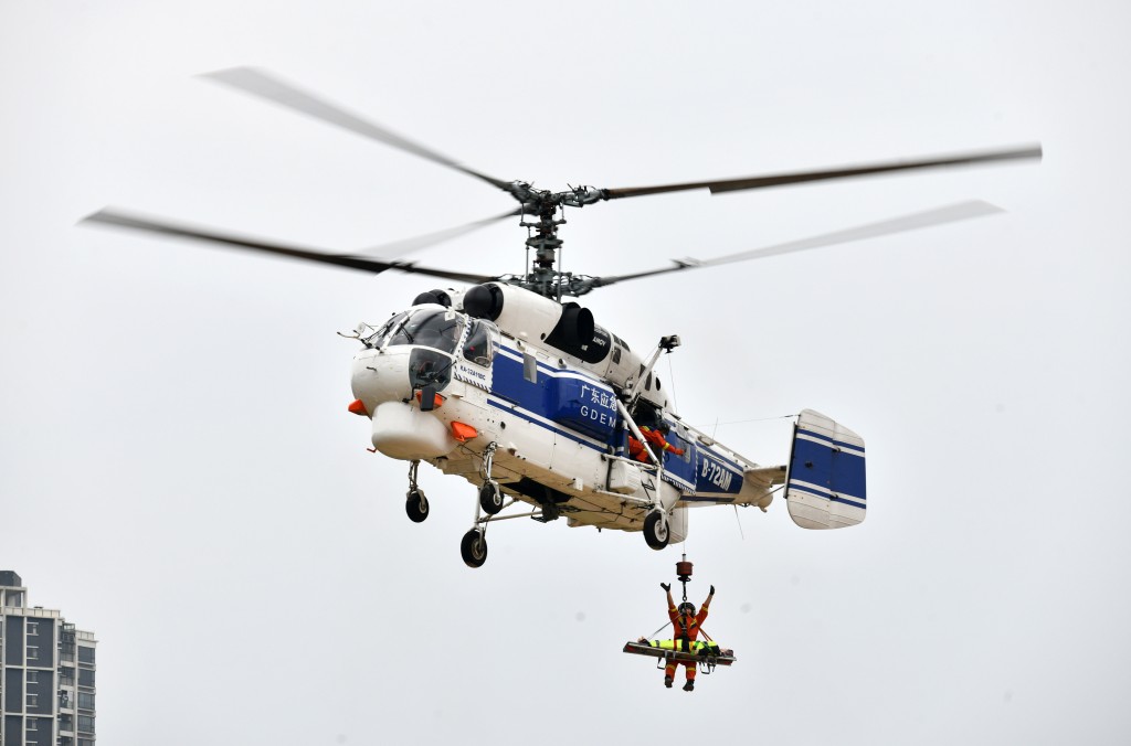 救援人員利用直升機運送物資和轉運傷員。盧江球攝