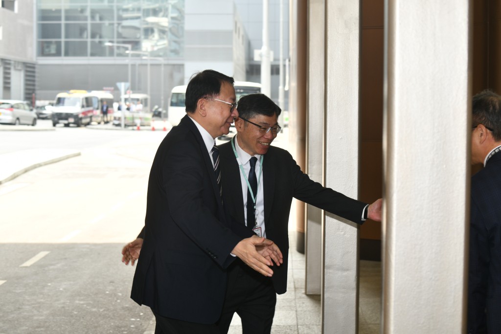 夏寶龍抵港，政務司司長陳國基到機場接送。盧江球攝