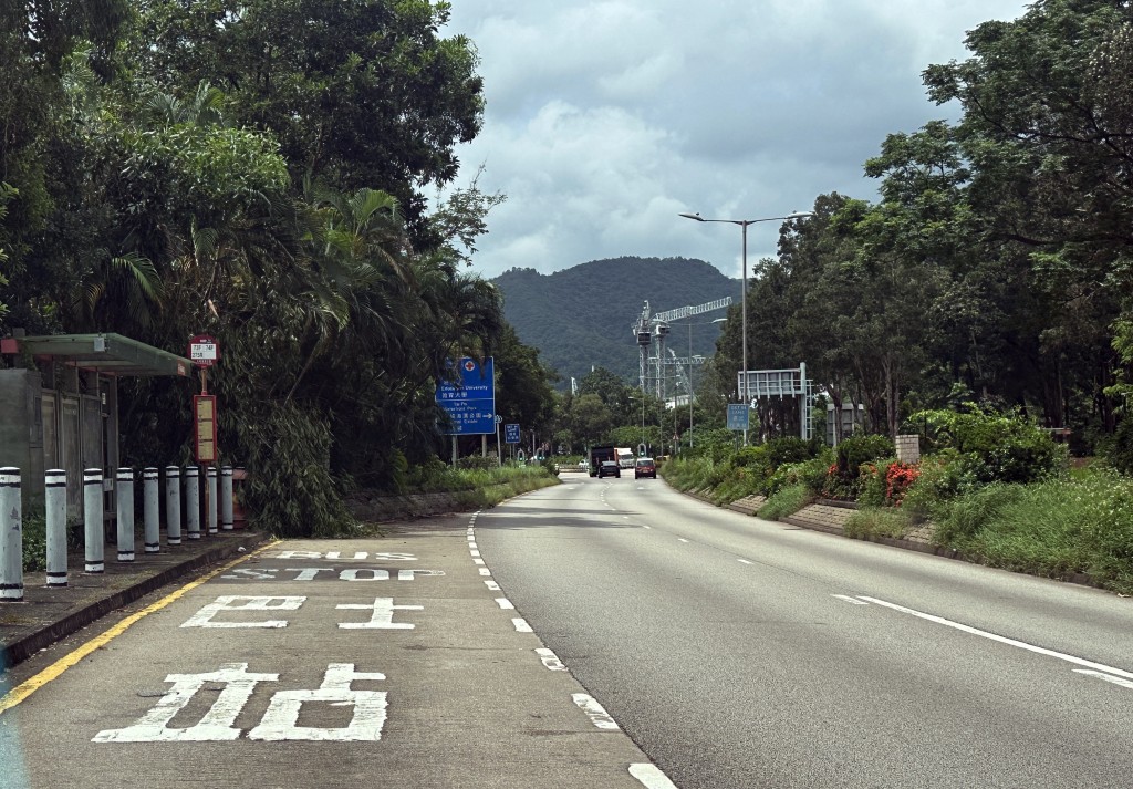 警方在完善路截获一辆运载私油的四驱车。 警方在完善路截获一辆运载私油的四驱车。