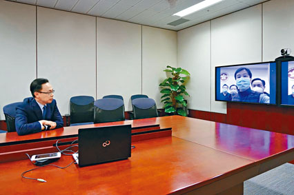 ■聂德权透过视像，向政府驻武汉经贸办人员了解当地情况。