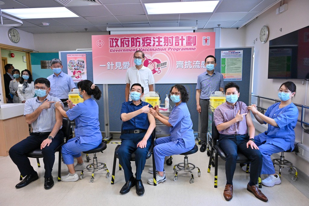 徐樂堅（前排右二）、范鴻齡（前排左三）和高拔陞（前排左一）亦接種季節性流感疫苗。政府新聞處圖片