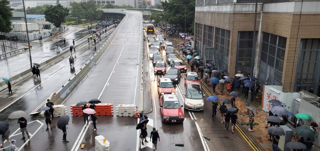 防暴警察戒備封閉天橋