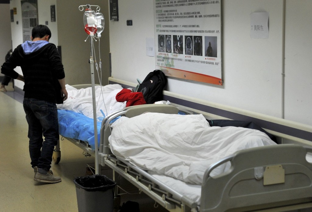 大量傷者被送到醫院搶救，部份要睡在走廊上。新華社
