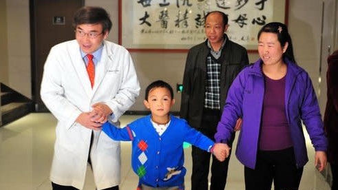 林顺潮在深圳开办的眼科医院在2013年为被挖去双眼的山西男童郭斌免费植入义眼。资料图片