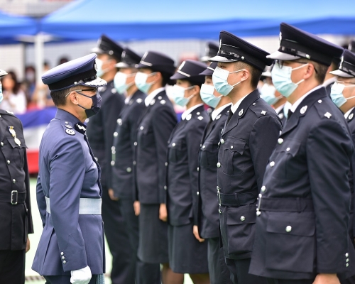 胡偉雄(左二)檢閱會操隊伍。政府新聞處圖片