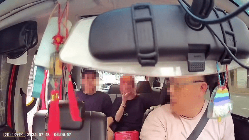 女伴下巴懷疑被撞到。 女伴下巴懷疑被撞到。