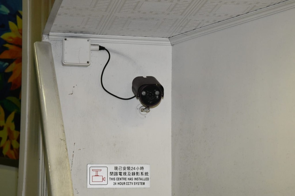 警方正翻看閉露電視追查賊蹤。丁志雄攝