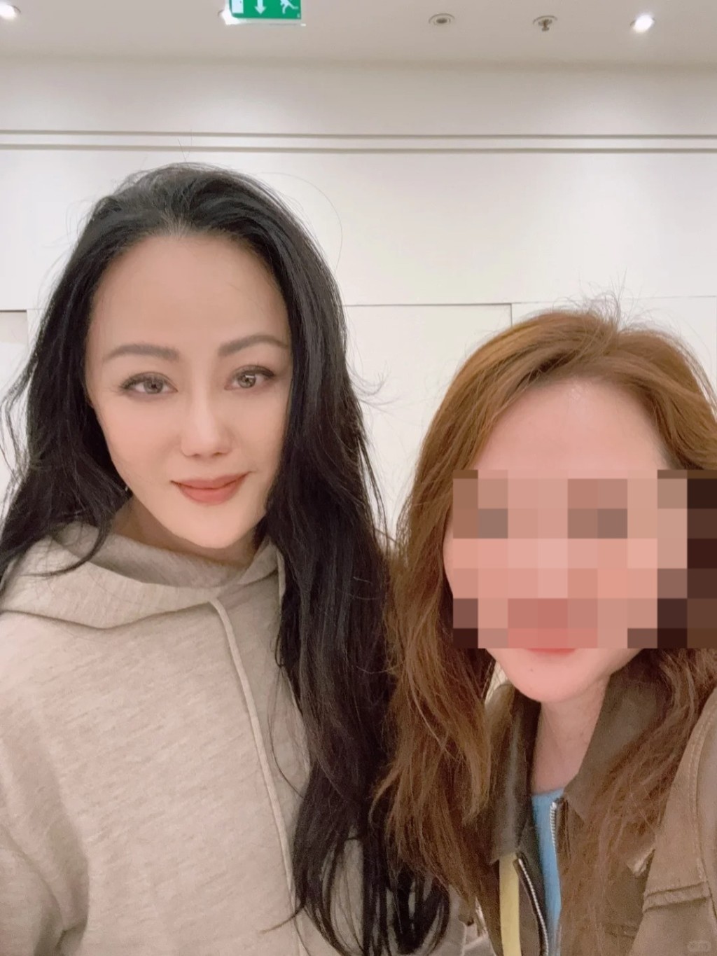 章小蕙最近又在法國巴黎被偶遇合影,但在網民的美顏濾鏡下面型卻顯得過份地尖,而且比例失調,略有幾分似外星人。