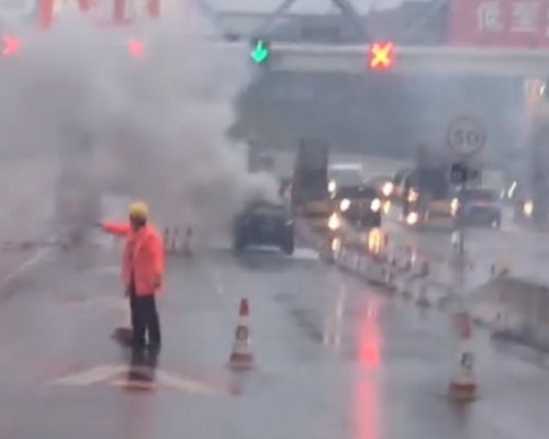 私家車起火。網民Ryan Choi 圖片