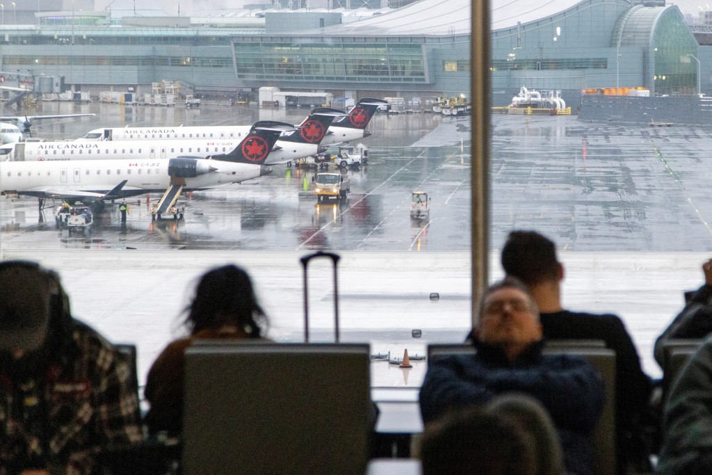 加拿大數百航班取消旅客呆坐候機室。REUTERS