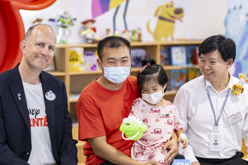 香港迪士尼行政總裁施保添（左）及深圳市兒童醫院黨委書記羅新樂（右）聽玥玥的爸爸分享感受。