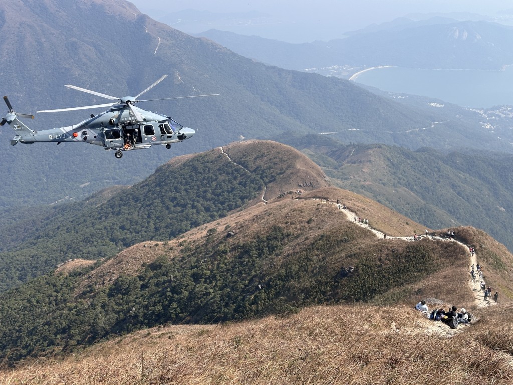 直升機到場救援。梁國峰攝