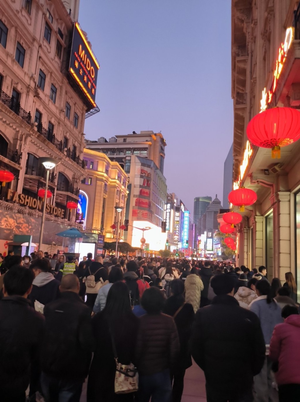 農曆新年期間大量旅客湧到上海。圖為南京路。小紅書