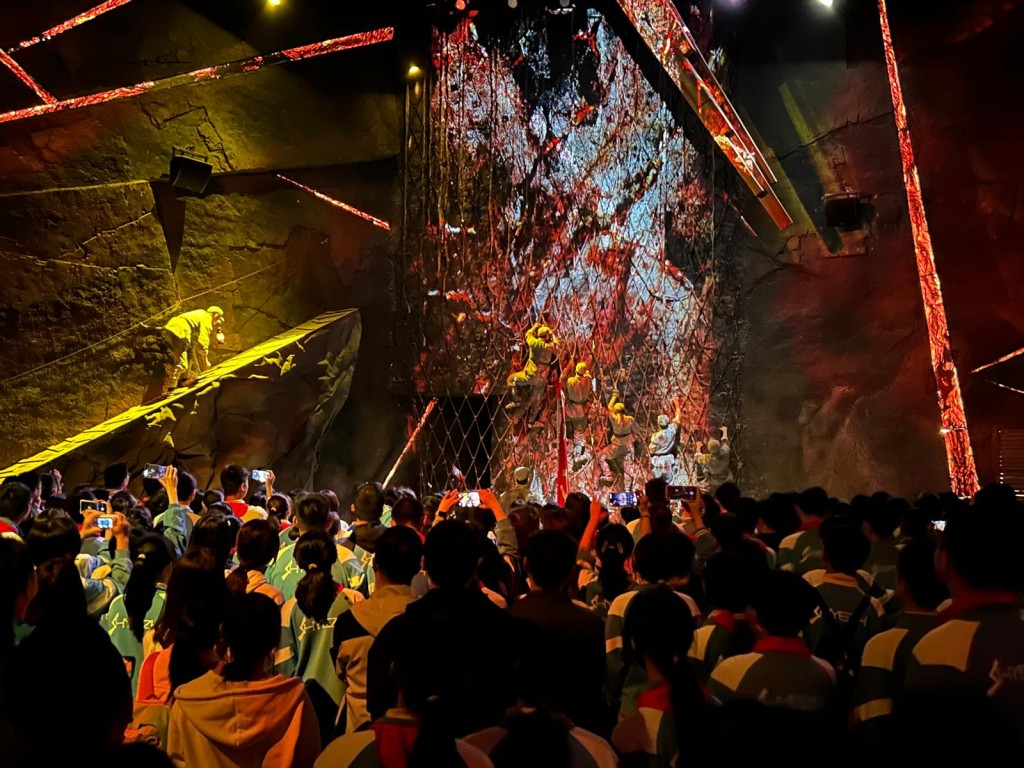 貴州「長征館」沉浸式演出,紅軍戰士搭成「人梯」下「雪山」。《星島》記者攝 貴州「長征館」沉浸式演出,紅軍戰士搭成「人梯」下「雪山」。《星島》記者攝