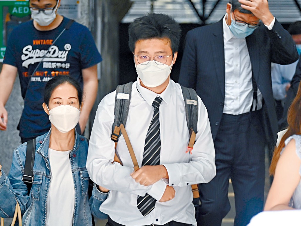 被告陳振銘(中)自辯稱,他正職為歷史學家。