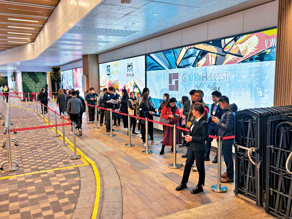 YOHO WEST PARKSIDE昨起對公眾開放示位,吸引家庭客及投資者到場參觀。