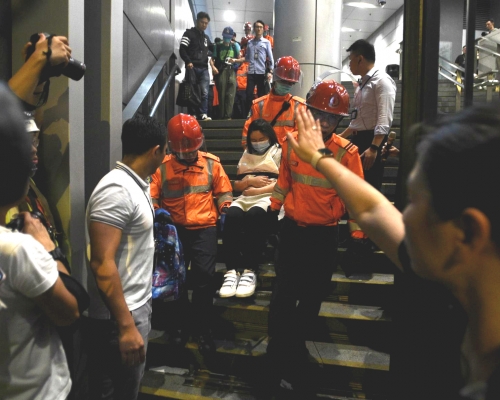 示威者包圍期間,警方指警察總部內有13人不適。