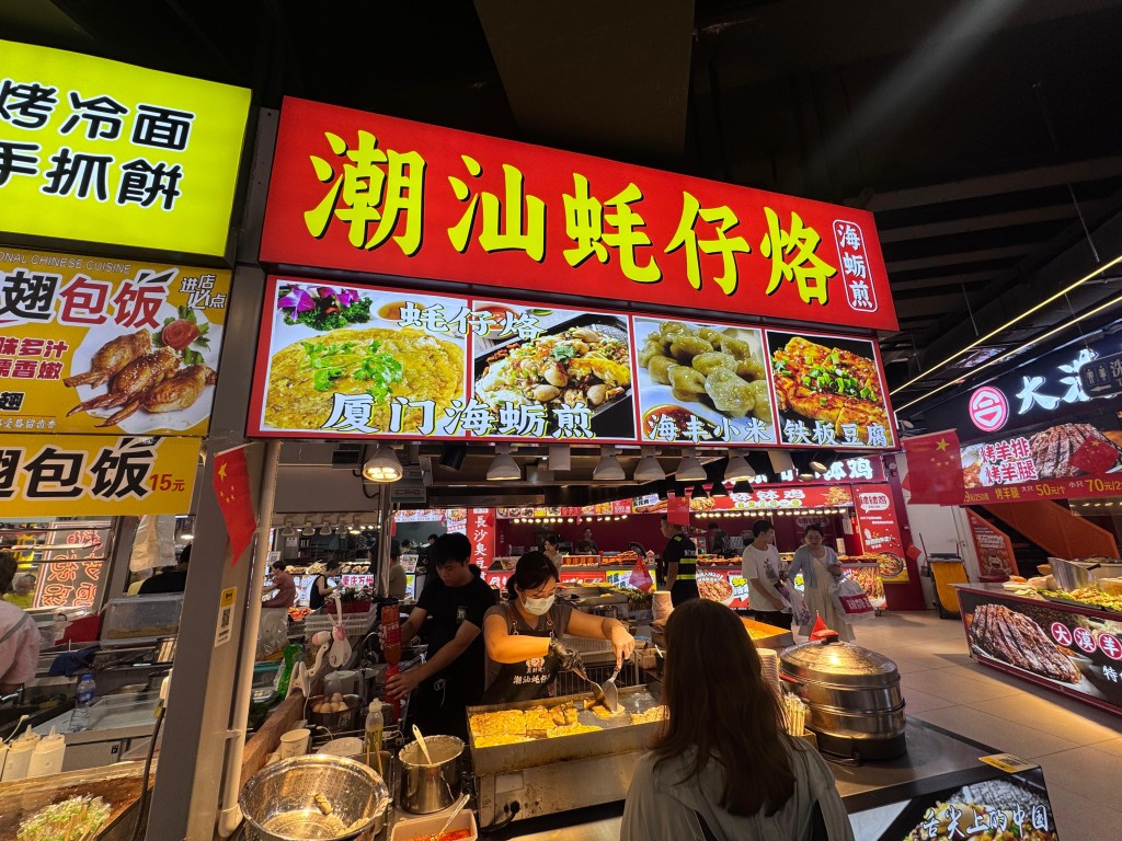 美食广场现时云集逾40间小食店，如烤生蚝、点心、烧羊扒、小火锅、糖水、牛杂、手摇饮品、四川麻辣串烧等多款美食，绝对是全新深圳扫街胜地！