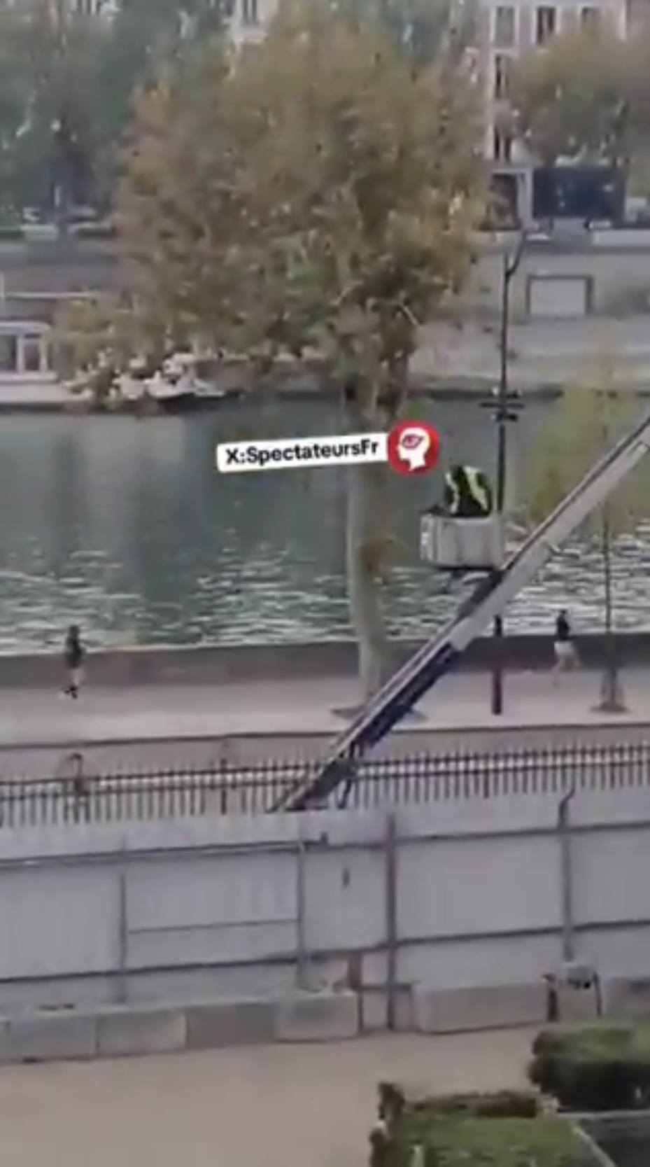 羅浮宮竊賊乘升降機落地時似乎緊張得「兩頭擰」。 X@SpectateursFr 羅浮宮竊賊乘升降機落地時似乎緊張得「兩頭擰」。 X@SpectateursFr