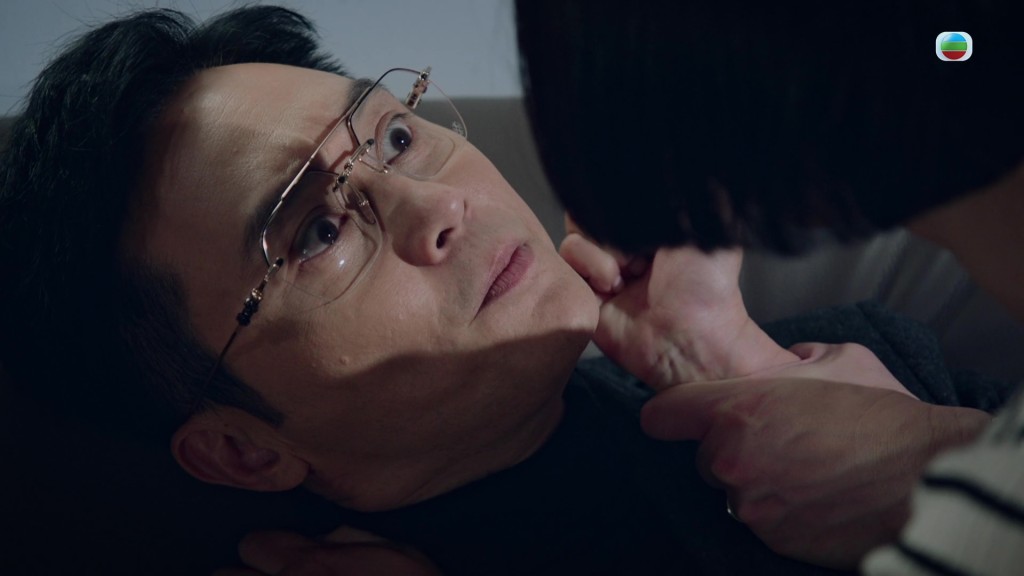 長子官孝賢（張智霖飾）與次子官孝君（吳卓羲飾）自幼為爭奪家族繼承權日夜惡鬥。