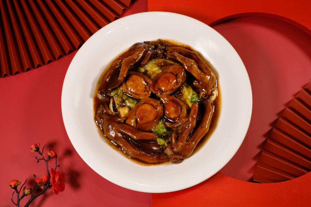 如中菜廳賀年菜——原隻6頭鮑魚扣鵝掌(聚寶套餐)，鮑魚是賀年菜經典食材，葉師傅將其燜至入味配鵝掌上桌，展現傳統風味。