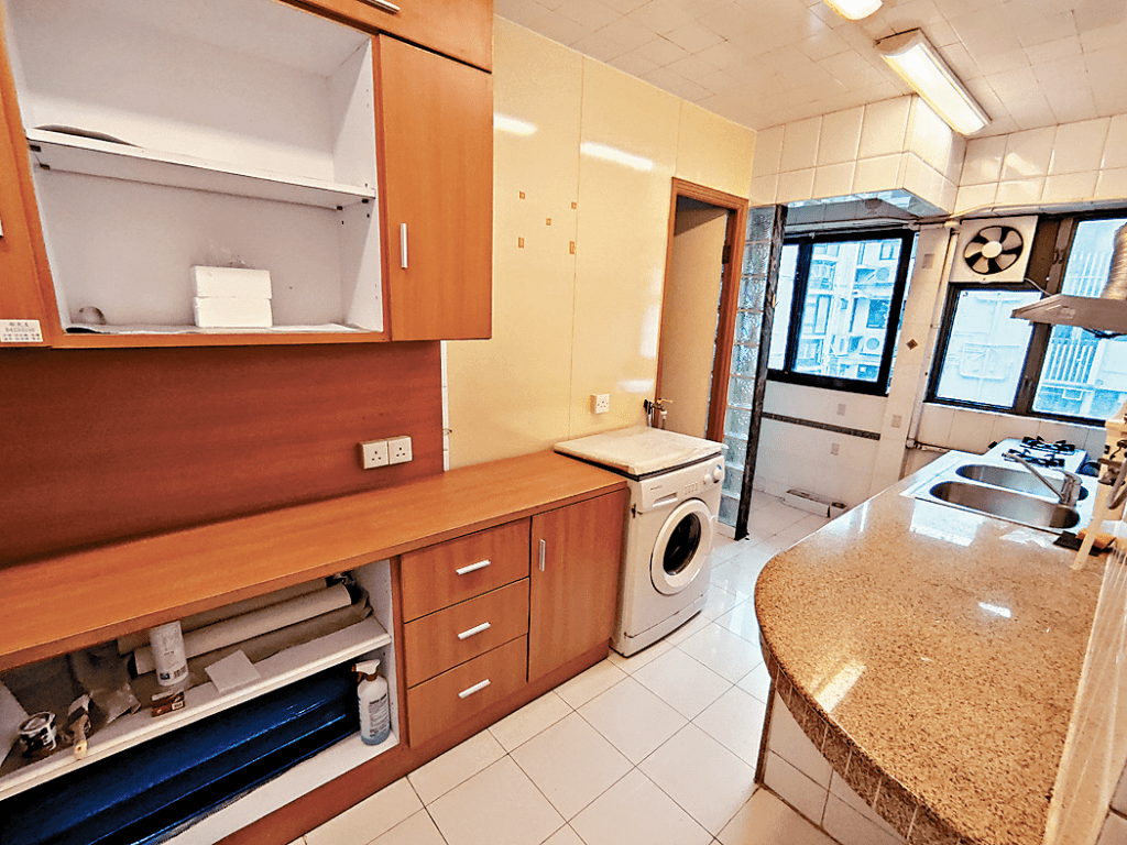 廚房採雙列設計，兩行廚櫃以一字型排開，明確劃分了備料和煮食空間。