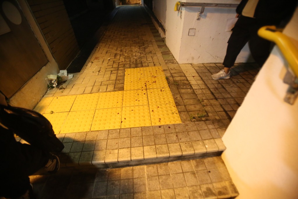 現場地上遺下少量血迹。