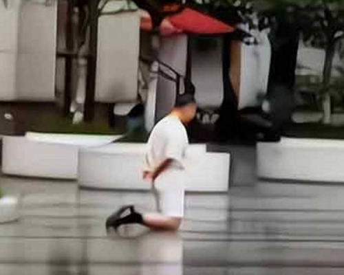重慶男雨中長跪逾1小時求老婆原諒，引發網民熱議。