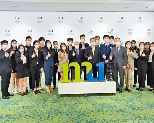 ■財政司司長陳茂波(前排左六)，日前到香港都會大學與學生們交流。
