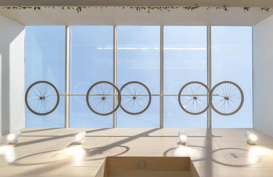 透明玻璃天幕悬挂自行车轮作装饰，车轮影子随日照光线投射到内墙和地板上，充满艺术气息。网图