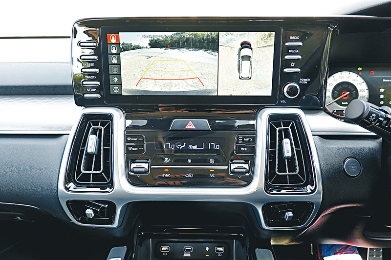 ●10.25吋輕觸屏幕支援360度環迴鏡頭顯示。