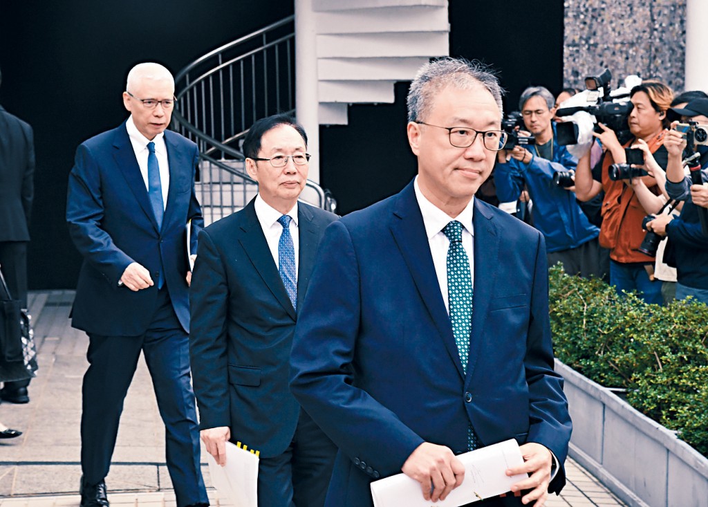 宏福苑火災獨立委員會昨舉行第二輪聽證會的首場會議，（右起）委員會主席陸啟康、委員陳健波及歐陽伯權到中環展城館主持聽證會。