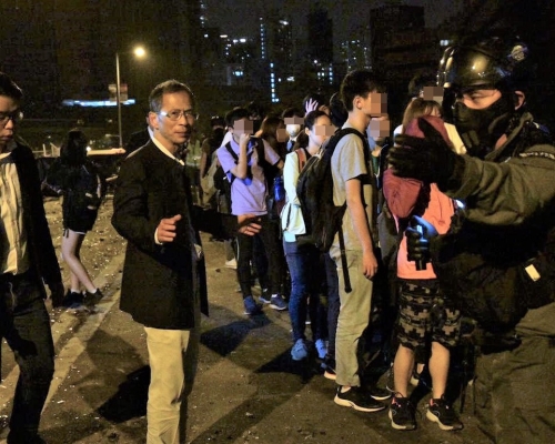 曾鈺成稱收到一名普通家長求助,因此到理大協助被困人士離開。